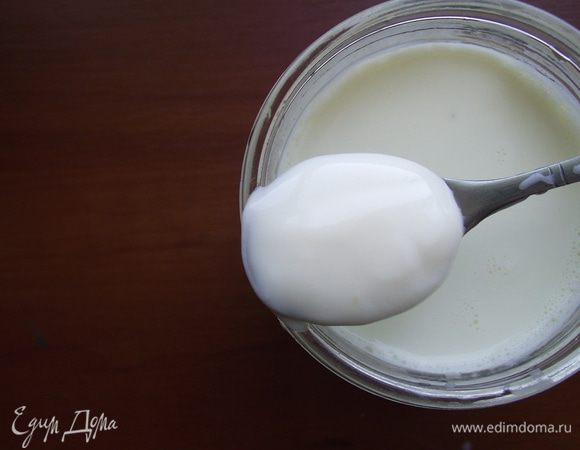 Влить теплое молоко и добавить 2-3 чайные ложки живого йогурта. Слегка перемешать и прикрыть крышкой или блюдцем, но не закупоривать. Поставить в теплое место, укутав полотенцем и выдержать 6-8 часов. Основу нельзя двигать, переставлять и перемешивать в процессе закваски, а также создавать сквозняки и перепады температур. Это неблагоприятно отразится на качестве йогурта.