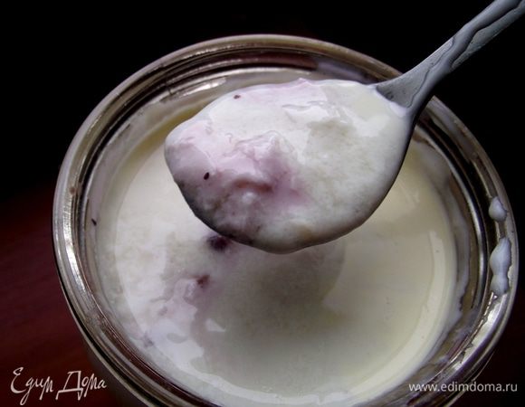 В готовый йогурт можно добавить фрукты, орешки, ягоды, отруби, печенье и даже кофе. Все зависит от ваших вкусов, предпочтений и фантазии. Также можно приготовить на завтрак утренний коктейль на основе йогурта.