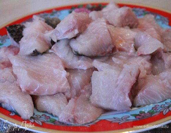 Подготовить филе и порезать кусочками на один укус.