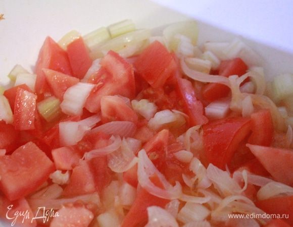 Овощи порезать. В сковороде сначала обжарить лук и чеснок, затем добавить сельдерей и помидоры. Тушить 5 минут, влить вино и еще 10 минут тушить.