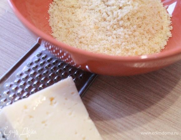 Хлеб смолоть в измельчителе до крошек, добавить натертый сыр, перемешать.