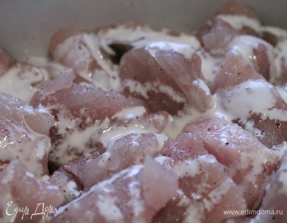 В форму положить потушенные овощи, сверху уложить рыбу, присыпать солью и перцем. Полить все сливками и засыпать равномерно хлебными крошками.