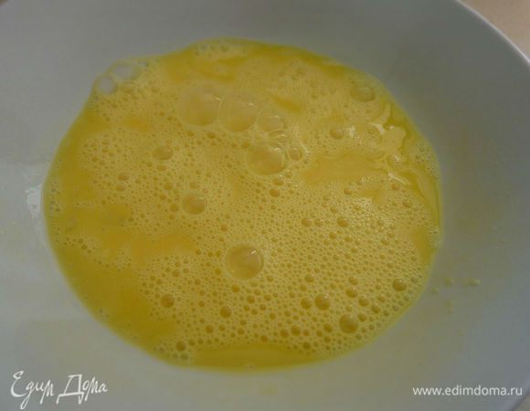 Яйцо взбить в миске.
