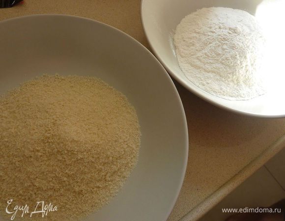 В одну тарелку насыпать муку, в другую - сухари. 
