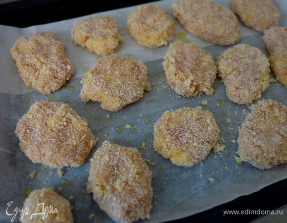 Разогреть духовку на 200С.
Фарш приправить и слегка перемешать. 
Разделить фарш на 12 шариков, слегка приплюснуть. 
Обвалять в муке, затем в яйце и сухарях. Разложить на застеленный бумагой противень и придать характерную для наггетсов форму.
