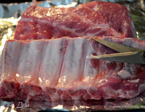 Ребрышки разрежем на 2 части. Посолим и поперчим. Уложим на противень с фольгой. Выпекаем при температуре 160 гр. 2 часа.