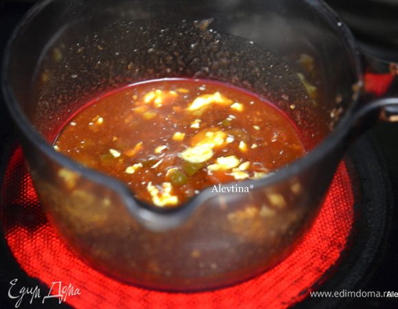 Приготовим глазурь. Выложим все перечисленные ингредиенты в кастрюльку. Доведем до кипения, убавим огонь и тушим примерно 5 минут, затем снимем с огня.