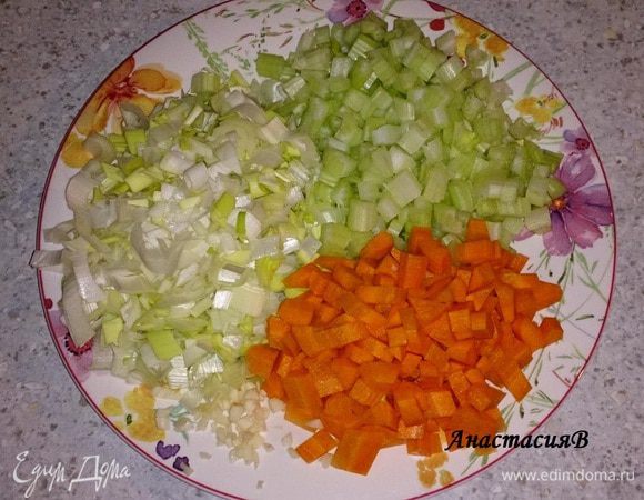 Лук, веточки сельдерея, морковь, чеснок промыть, почистить и мелко порезать.