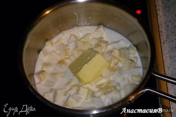 Корневой сельдерей почистить и мелко порезать. С молоком и маслом проварить в течение 5 минут.