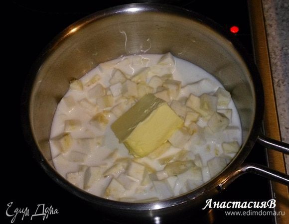 Корневой сельдерей почистить и мелко порезать. С молоком и маслом проварить в течение 5 минут.