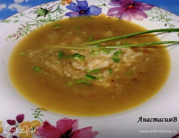 Вначале в глубокую тарелку налить каштанового супа, в центр кладем пюре из сельдерея, посыпать рубленым шнитт-луком. Приятного аппетита!