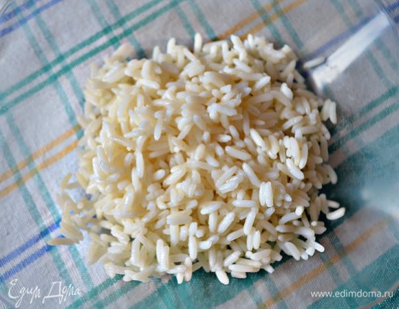 Нам понадобится 0,5 ст (100г) отварного риса.
