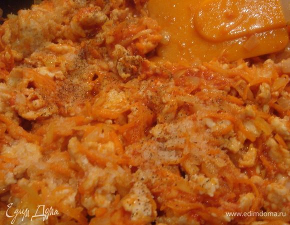 Обжарить на смеси оливкового и сливочного масел измельченные лук, морковь и сельдерей. Добавить фарш, уменьшить огонь и готовить в течении 10 минут. Добавить в фарш вино, томатную пасту, посолить, поперчить по вкусу и тушить на медленном огне 5-10 минут.