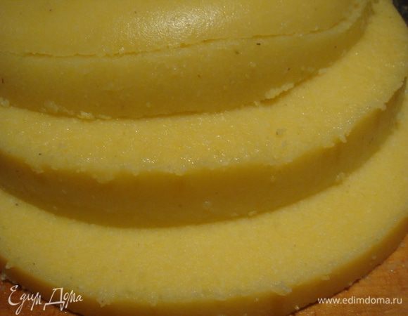 Остывшую поленту порезать на 4 коржа (нужно было на 5 коржей). Сыр трем на терке.