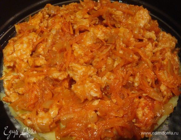 Берем форму, в которой будем запекать поленту. Смазываем оливковым маслом и укладываем первый корж, на него выкладываем нашу начинку из фарша.