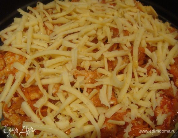 На начинку сыр, и так каждый корж. Самый последний присыпать только сыром. Запекать в духовке 20-30 минут, до золотистой корочки сыра.