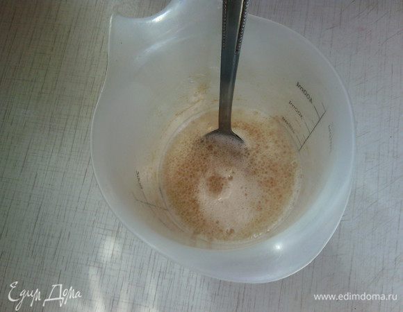 В теплой воде размешать ванильный сахар и дрожжи. Оставить на 5-7 минут и добавить мёд и подсолнечное масло.