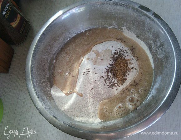 Просеять в миску оба вида муки, всыпать соль и тмин.
Добавить жидкие ингредиенты и замесить тесто.