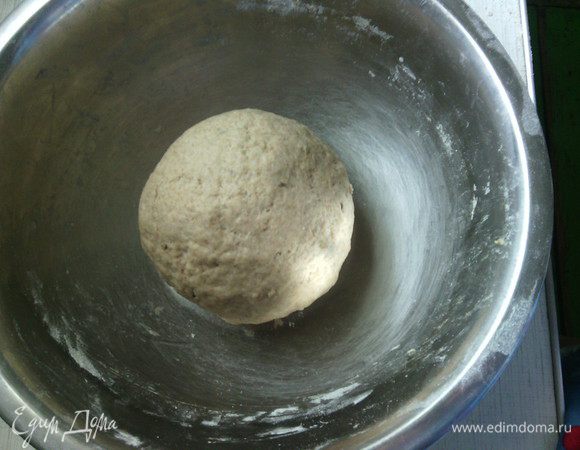 Вымесить тесто не менее 10 минут. Должен получиться плотный колобок.
Положить тесто в миску, смазанную маслом, накрыть полотенцем и оставить на 2 ч. в теплое место. 
Тесто нужно будет обязательно "обмять" через 1 час расстойки!

