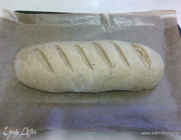 Сбрызнуть хлеб водой и выпекать в разогретой до 180ºC  духовке 35-40 минут.