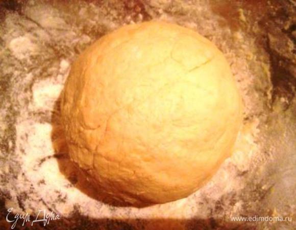 Постепенно добавляя муку (ее может уйти больше, но не нужно забивать тесто мукой сильно), замесить мягкое тесто.