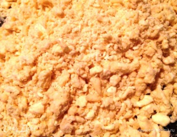 Порубить маргарин с мукой и солью в крошку.