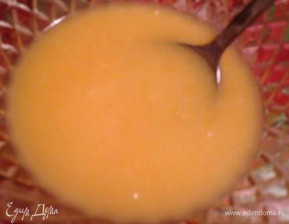 Отдельно смешать сметану с растительным маслом и яичным желтком до однородной массы. Туда же добавить сахар и ванильный сахар, перемешать.