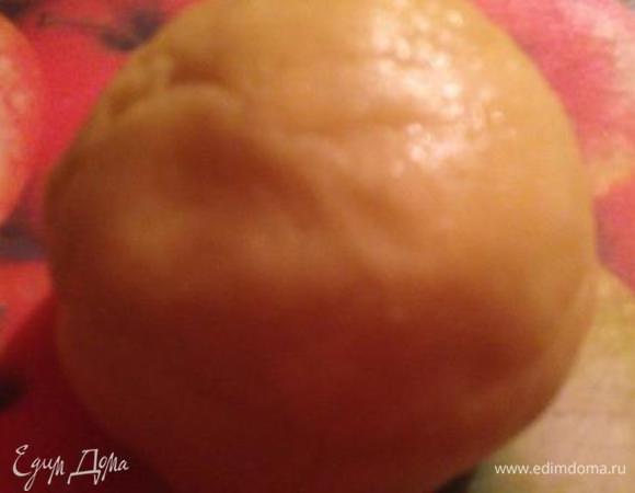 Соединить обе смеси и вымешивать тесто, пока не перестанет липнуть к рукам.