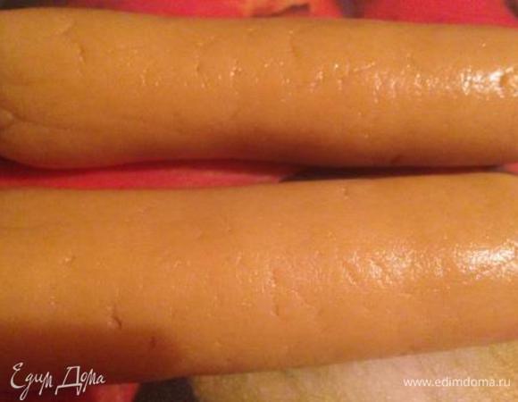 Разделить тесто на 2 части и скатать каждую из них в колбаску примерно 3 см диаметром.