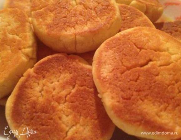 Нарезать колбаски на ломтики около 1 см толщиной и обжаривать на сухой сковородке с антипригарным покрытием примерно по 3 мин. с каждой стороны (на медленном огне).
Приятного!