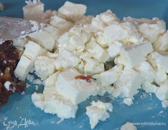 Фету нарезать небольшими кусочками.