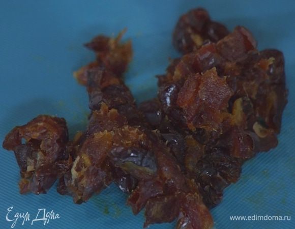 Финики нарезать маленькими кусочками.