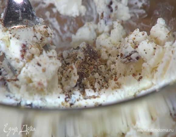 Соединить фету с финиками, поперчить и перемешать, так чтобы масса получилась однородной.