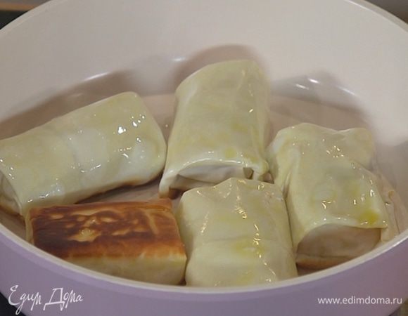 Разогреть в сковороде растительное масло и обжарить конвертики до золотистой, хрустящей корочки.