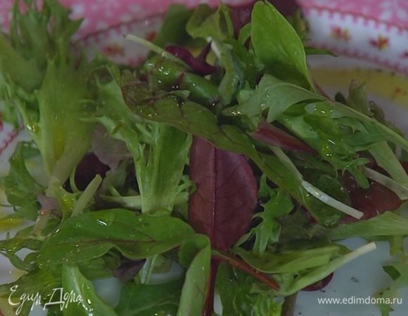 Салатные листья выложить на тарелку, сбрызнуть оливковым маслом, соком лимона, посолить и поперчить.
