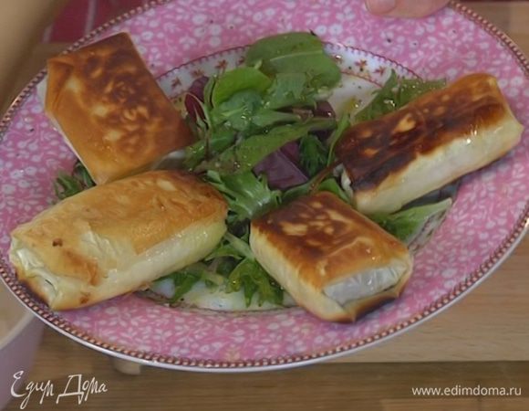 Подавать конвертики с салатом.