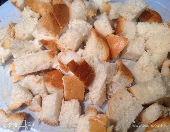 Духовку разогрейте до 160 градусов. Хлеб нарежьте ломтиками.