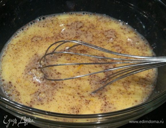Взбейте яйца с сахаром, молоком и корицей.