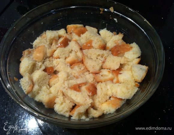 Положите в миску хлеб и оставьте на 5 минут.