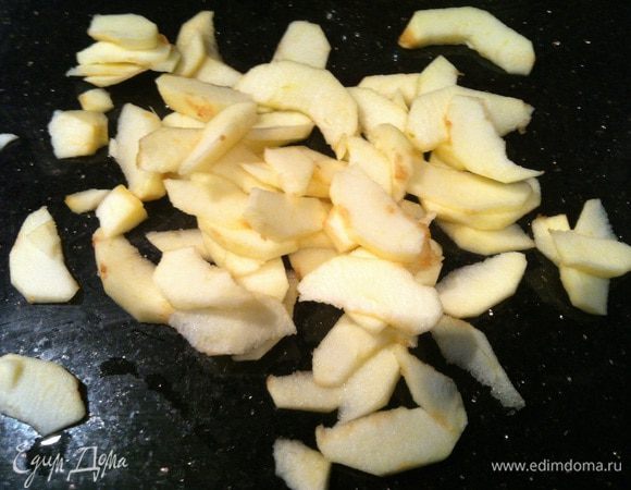 Яблоки очистите, удалите сердцевину и нарежьте ломтиками.