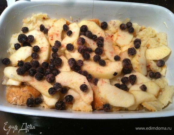 В форму, смазанную маслом, выложите слоями хлеб, яблоки и чернику. Выпекайте около 30 минут.