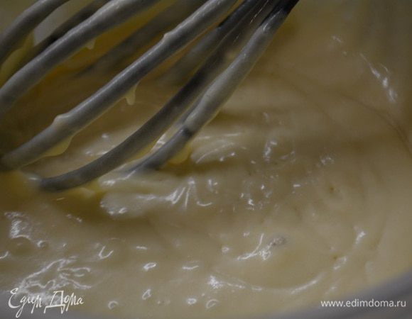 Взбить 2 яйца с молоком и растопленным сливочным маслом. Добавить сахар, соль, разрыхлитель и мускатный орех, перемешать. Постепенно ввести муку, не переставая мешать, чтобы не образовались комочки.