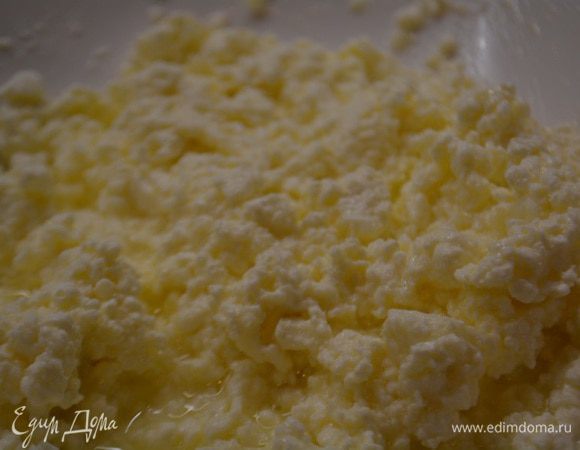 Творог смешать с яйцом и сахарной пудрой. Сахарной пудры можно и больше. Все зависит от кислоты творога. Мне 1 ст.л было достаточно!