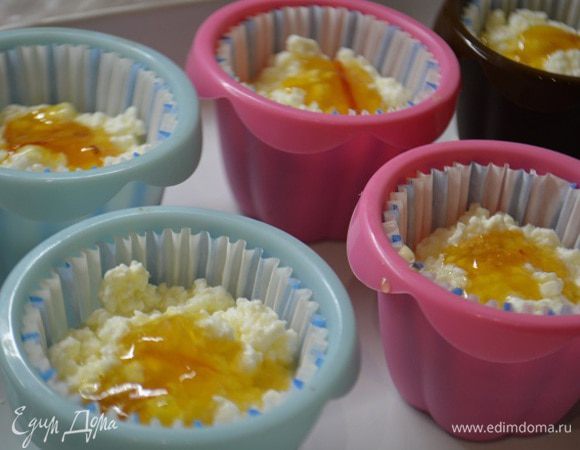 В формочки выложить 1/2 часть теста, затем по 1 ст.л творожной начинки, на творог по 1 ч.л джема и залить оставшимся тестом.
Выпекать при Т 180гр 30-40 минут. Готовность проверять зубочисткой. Сухая -готово!