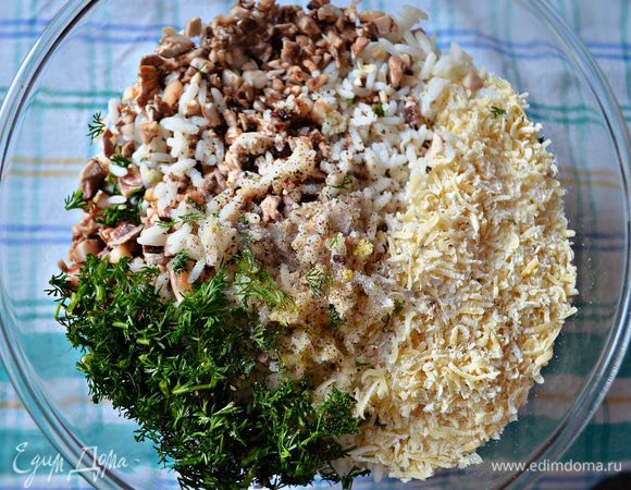 Сыр твёрдых сортов (у меня - Джугас) натрите на мелкой тёрке, укроп мелко порубите. К фаршу добавьте рис, лук с чесноком, грибы, укроп, посолите и поперчите по вкусу.