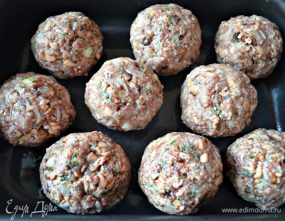 Всё хорошо вымешайте. Руки смочите холодной водой и сформируйте из полученного фарша тефтели. Форму для запекания смажьте растительным маслом и выложите в неё тефтели.