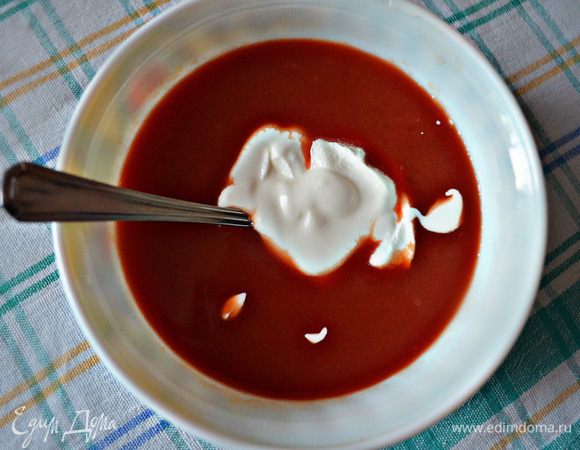 Для соуса к томатному соку добавьте сахар, сметану и перемешайте, а при необходимости - подсолите.