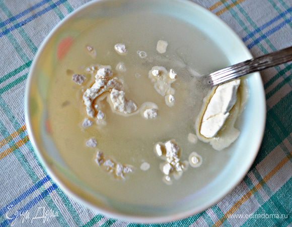 Муку перемешайте с 0,5 стакана холодной воды и хорошо размешайте, чтобы не было комочков. Затем соедините с томатно-сметанной смесью.