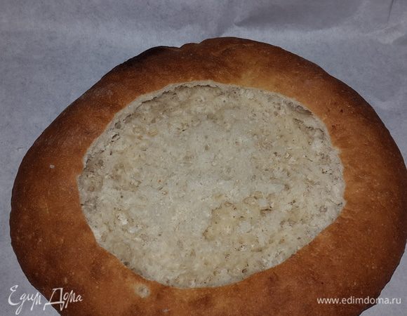 Итак. Застелила я противень бумагой для выпечки и выложила лепешку.

Вырезала ножом, а затем выщипала серединку (она ушла на корм птичкам за нашим окном).