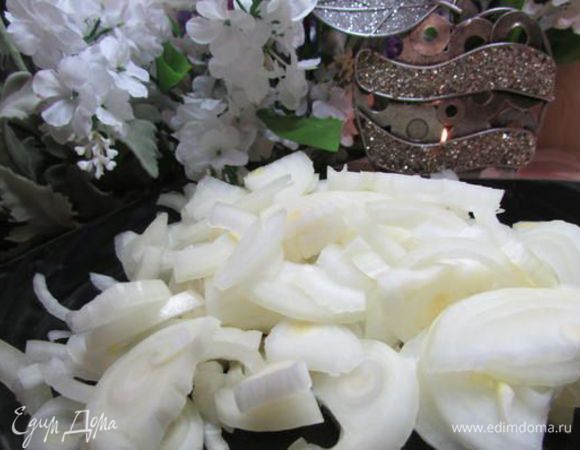 Лук очистить, порезать полукольцами. 